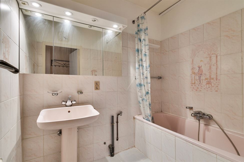 option/vendu: Bel appart. lumineux 2CH à rafraîchir