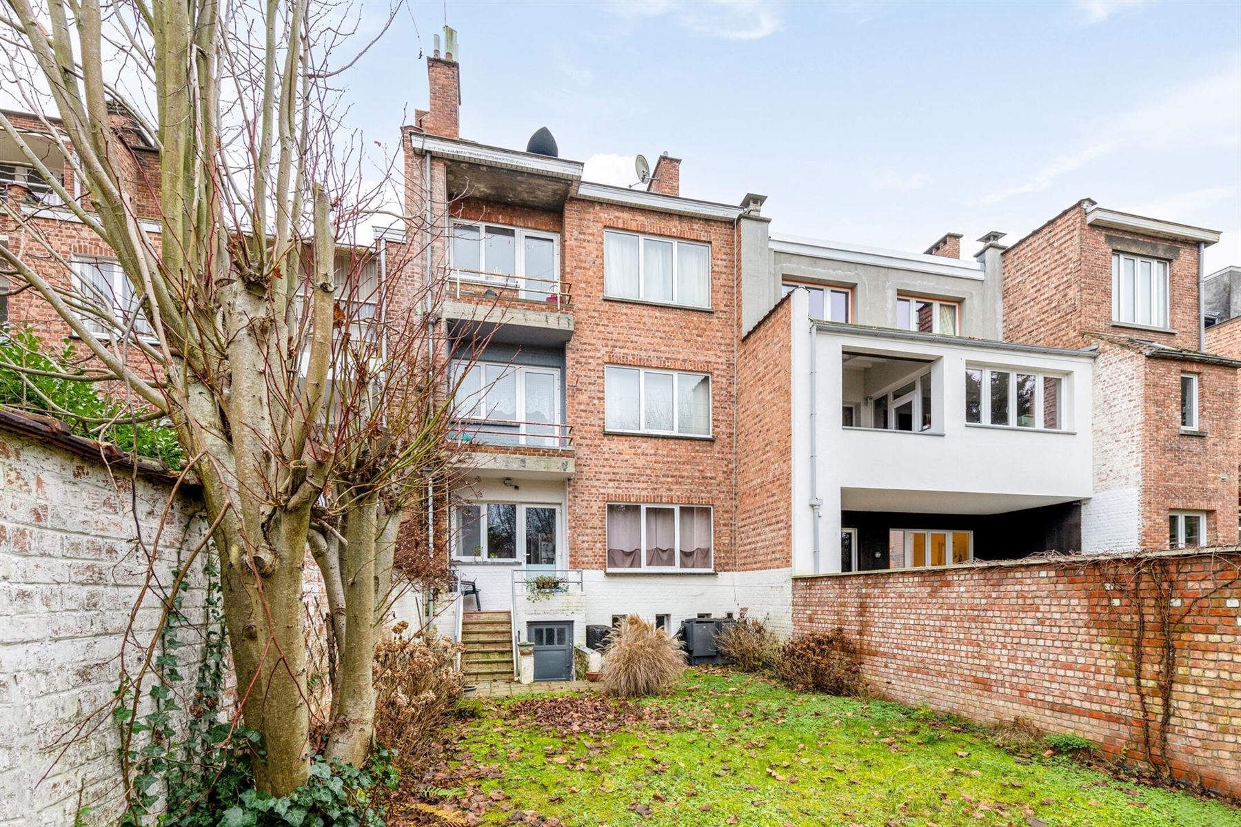 VENDU! Pagodes: Bel appartement 2CH avec splendide jardin