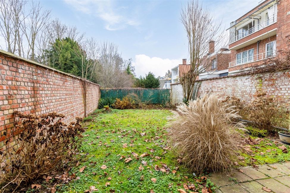 VENDU! Pagodes: Bel appartement 2CH avec splendide jardin