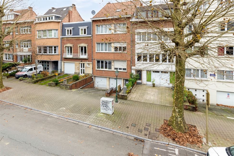 VENDU! Pagodes: Bel appartement 2CH avec splendide jardin