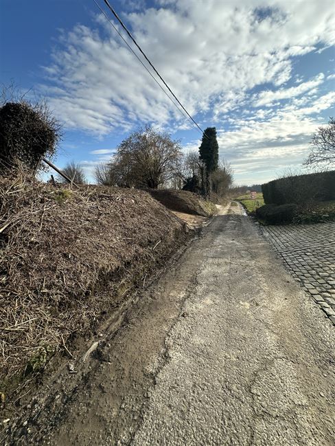 Belle vaste parcelle ds un des plus beaux villages de Wallonie !