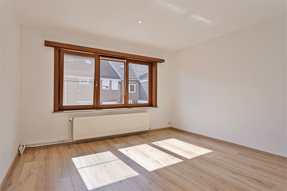 VENDUE! Maison bel étage 3 chambres, jardin