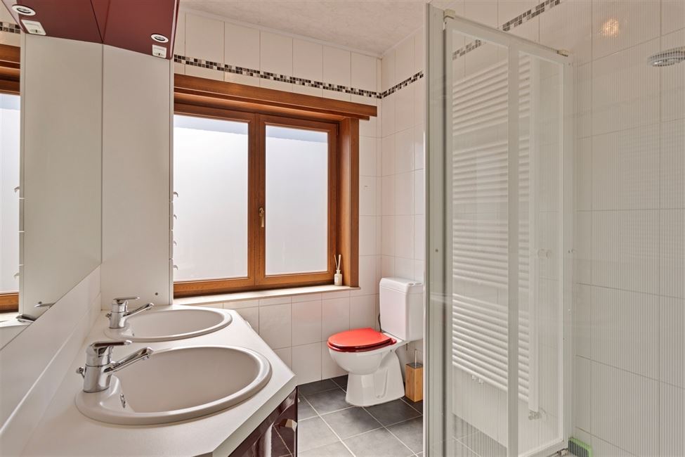 VENDUE! Maison bel étage 3 chambres, jardin