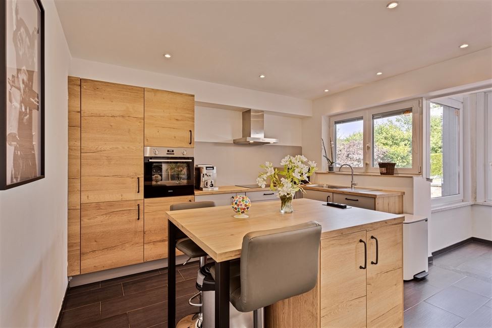 VENDUE! Maison bel étage 3 chambres, jardin