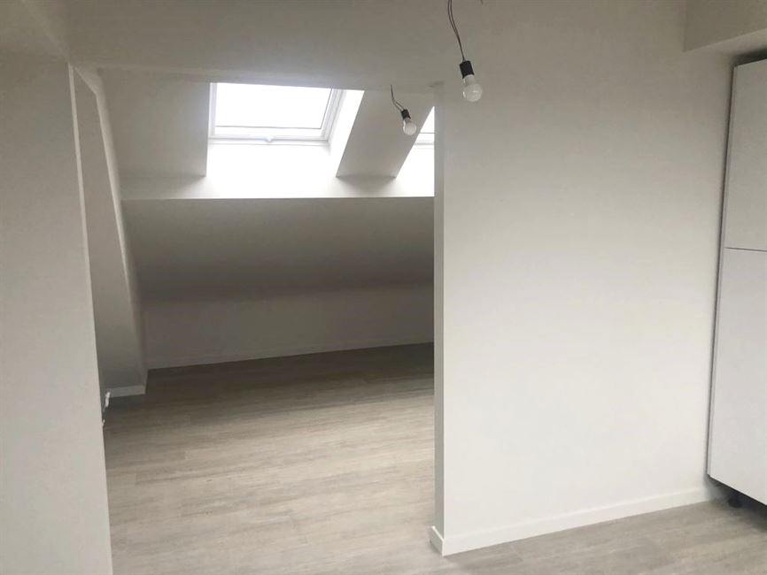 JOLI STUDIO SOUS TOIT QUASI NEUF