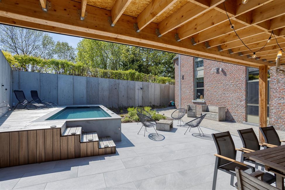 Exceptionnelle atypique propriété avec piscine ! 