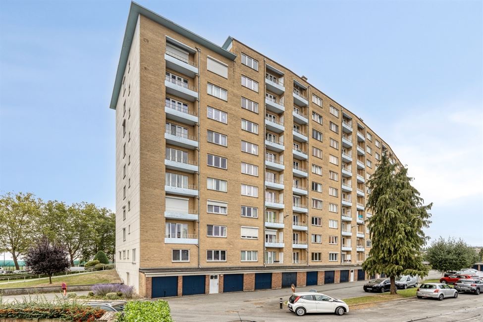 Vaste appartement 3 ch, garage, cave, belle terrasse.