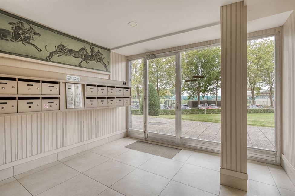 Vaste appartement 3 ch, garage, cave, belle terrasse.