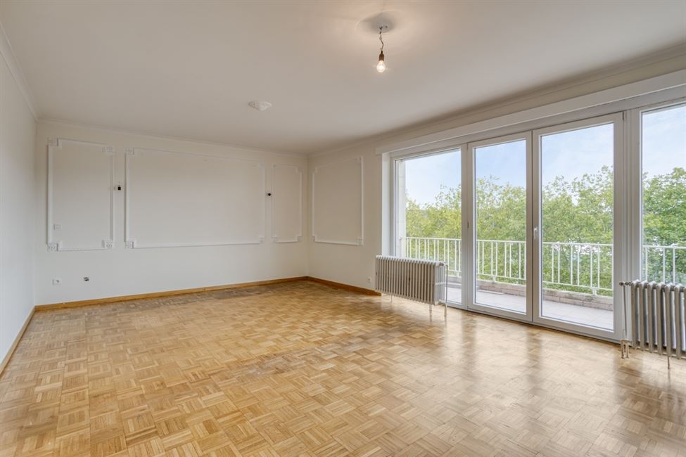 Vaste appartement 3 ch, garage, cave, belle terrasse.