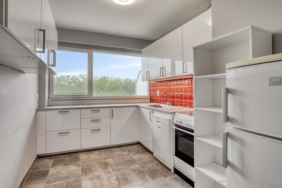 Vaste appartement 3 ch, garage, cave, belle terrasse.