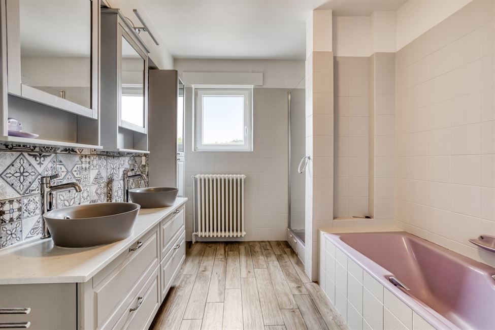 Vaste appartement 3 ch, garage, cave, belle terrasse.