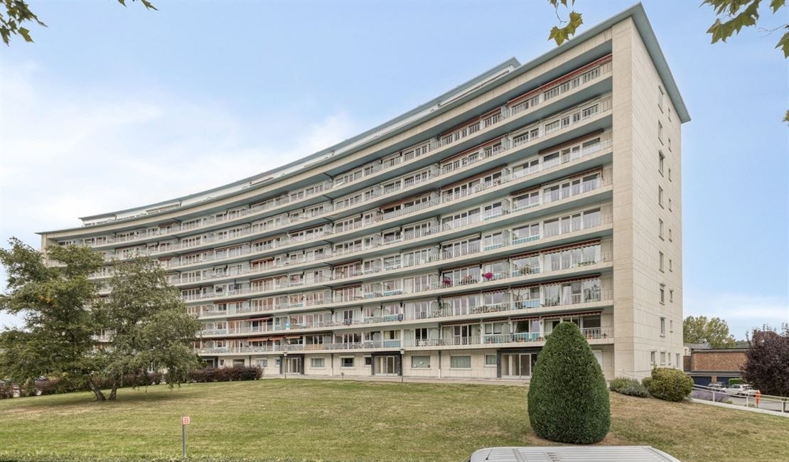 Vaste appartement 3 ch, garage, cave, belle terrasse.