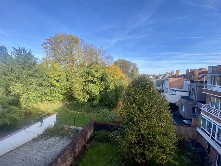 LAEKEN - A RENOVER: APPART 2CH AVEC CACHET- TOP LOCALISATION