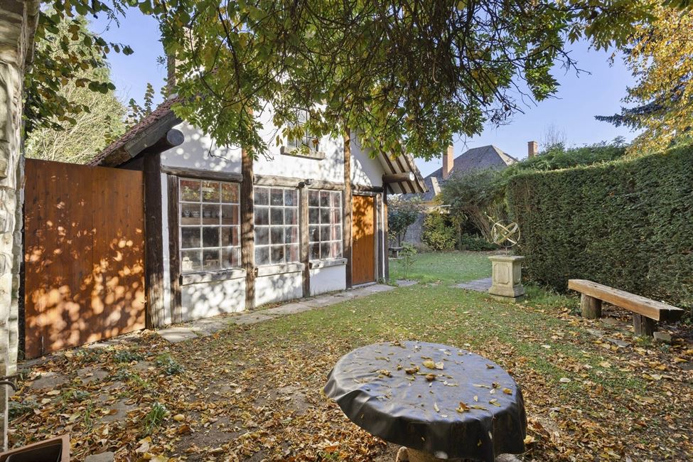 Belle maison bourgeoise avec esp. prof. lib. et gd jardin !