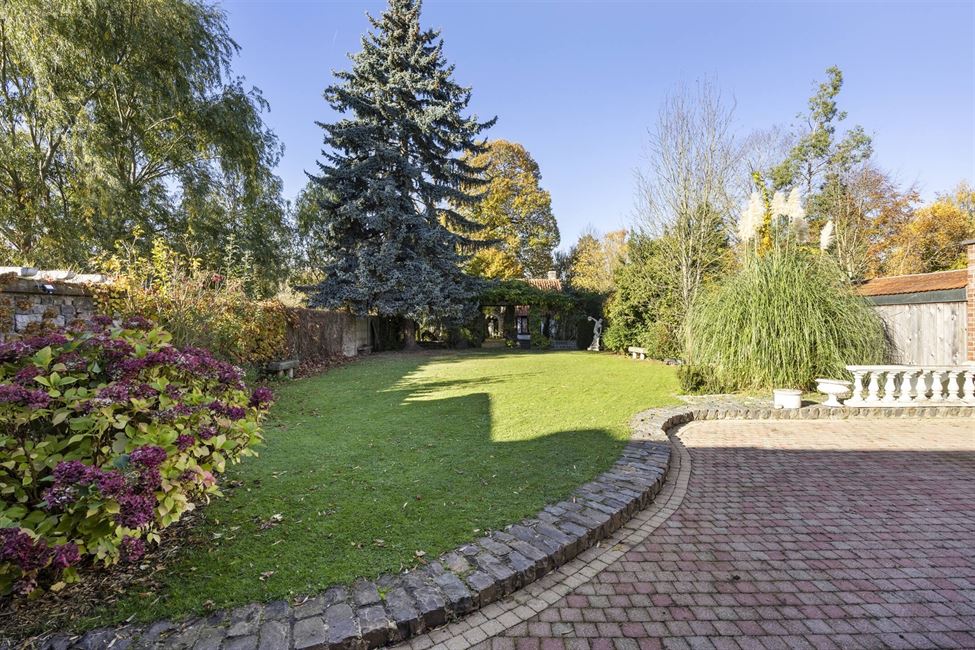 Belle maison bourgeoise avec esp. prof. lib. et gd jardin !