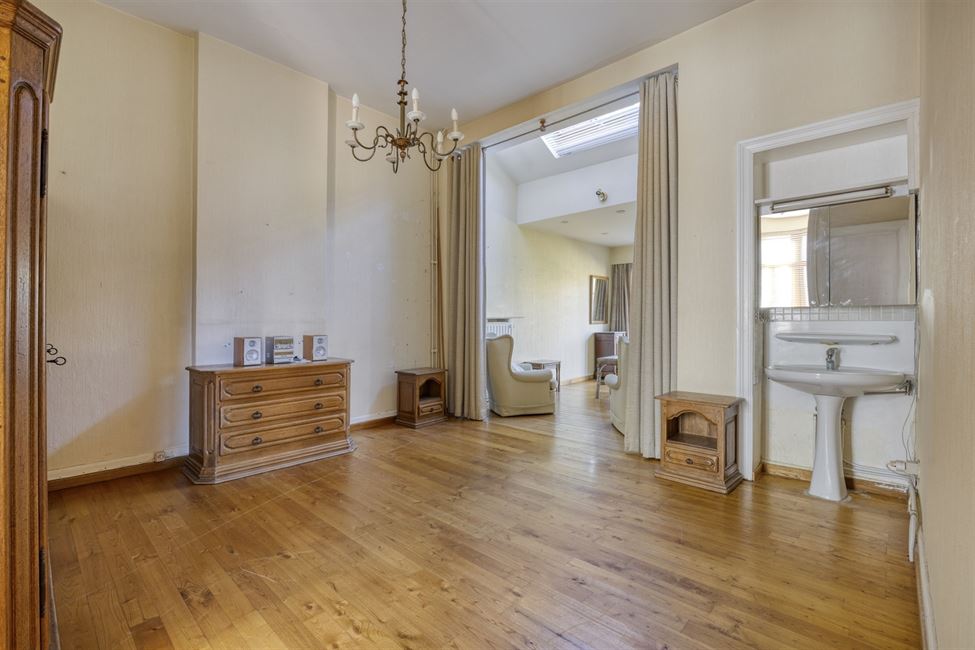 Belle maison bourgeoise, esp. prof. lib. et gd jardin !