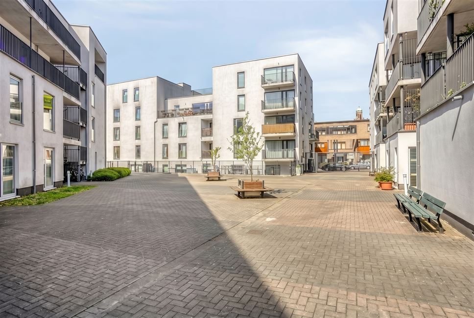 SOUS COMPROMIS ! Très bel appartement 2CH avec terr. & pkg