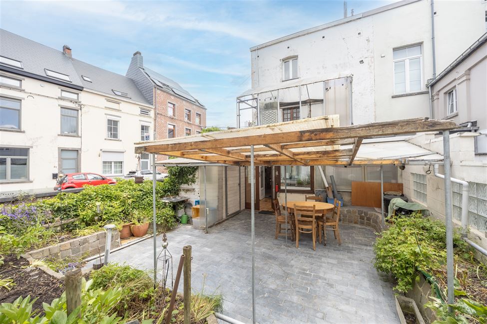 Vaste maison 3 faç. à rénover en plein centre !
