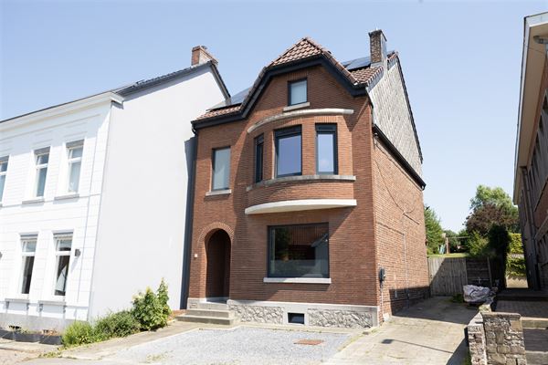 VENDUE ! Belle maison rénovée 4CH au charme fou!