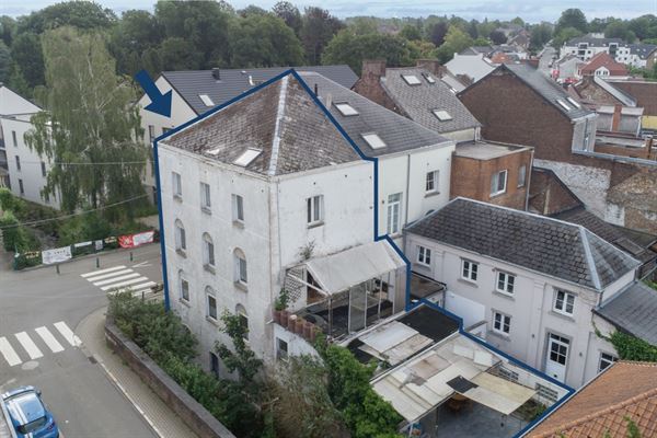 Vaste maison qui pourrait recevoir 2 appartements.