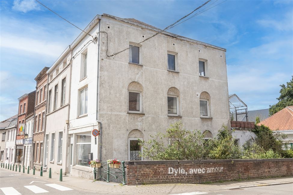 Vaste maison qui pourrait recevoir 2 appartements.