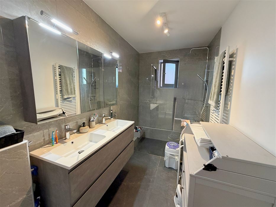Absil Immobilière vous présente un duplex 3ch