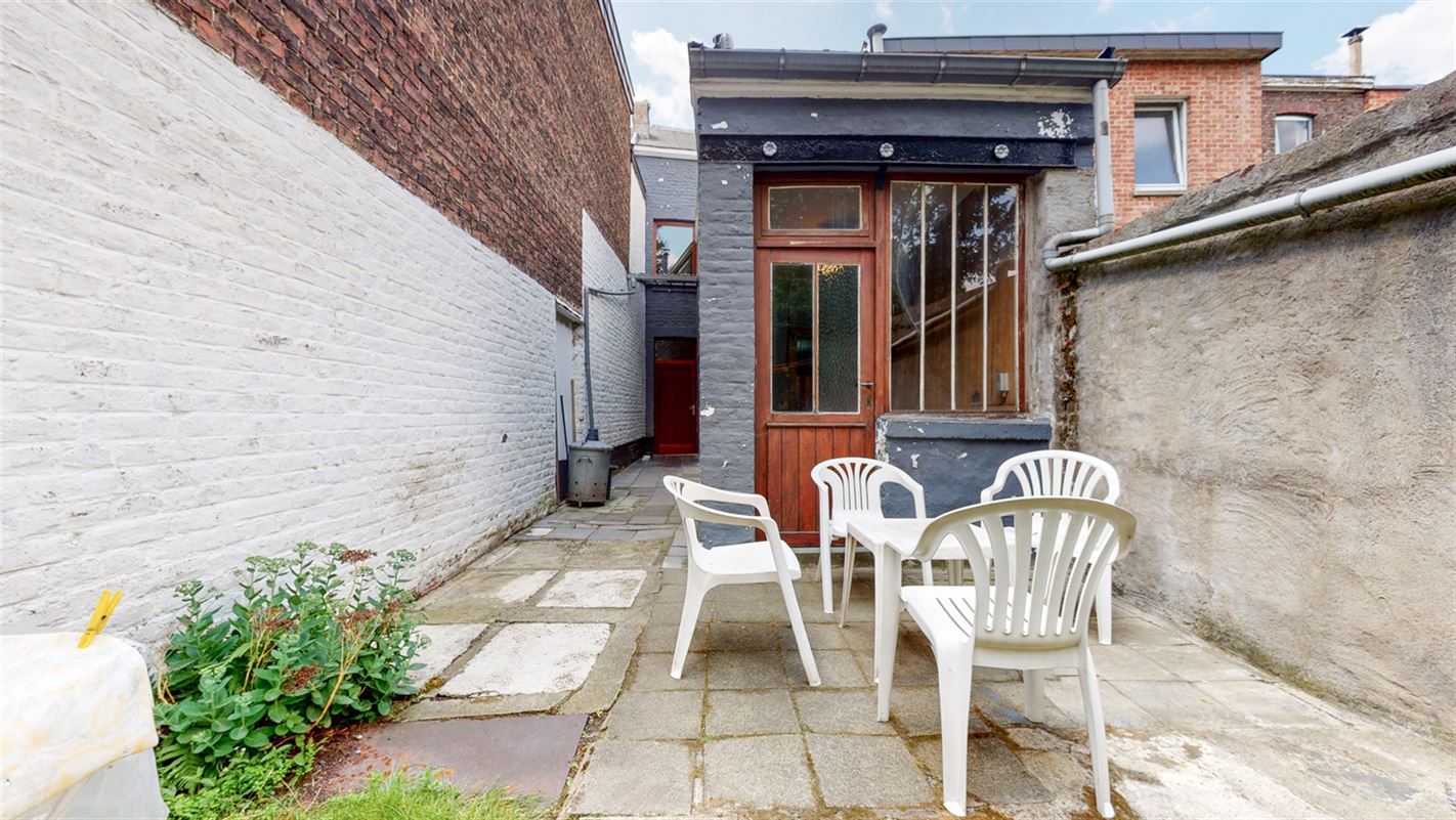 !OPTION! Grande maison 5 chambres, cour et jardin à rénover à vendre à