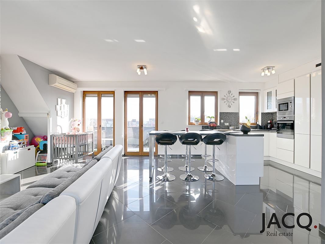 Lichtrijk, gerenoveerd appartement met 2 slaapkamers en lift inclusief terrassen!