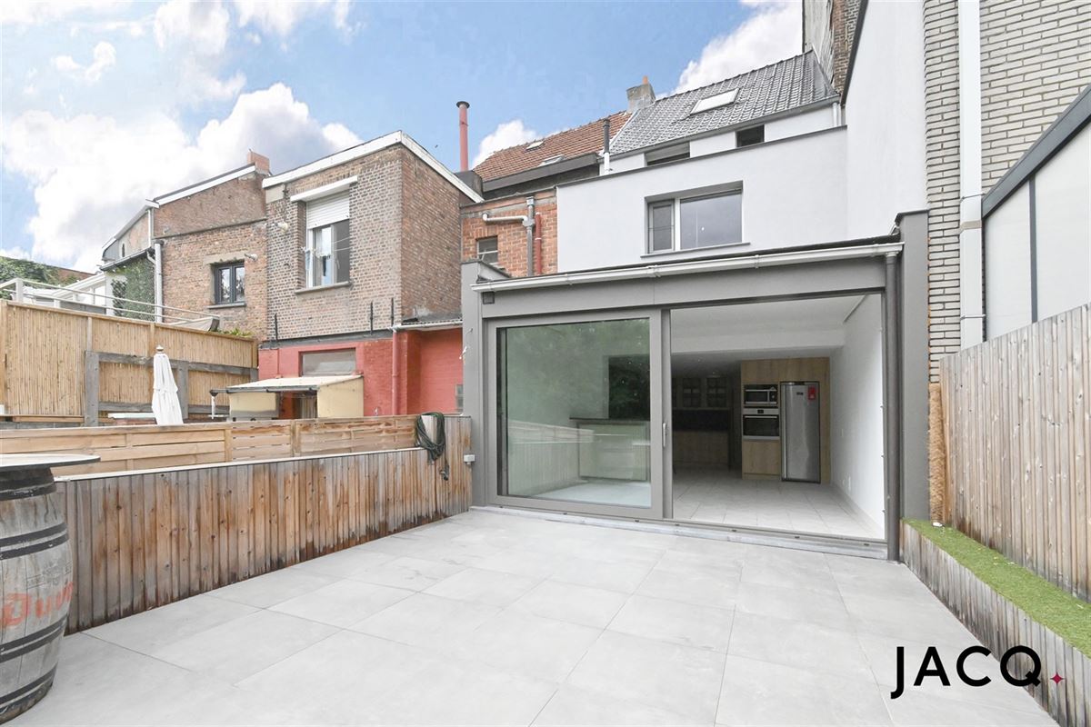 Gezellige rijwoning met 3 slpk's, zuid-oost tuin met terras en 2 staanplaatsen!