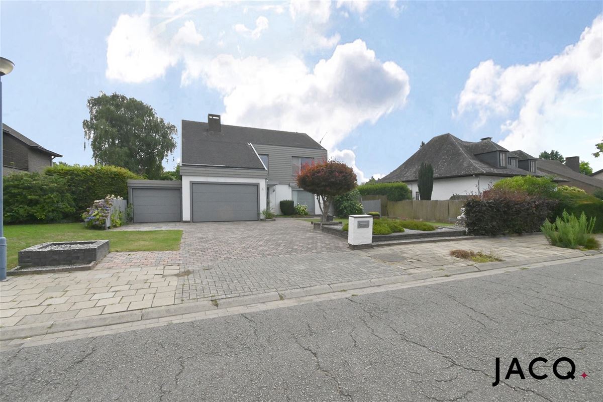 Prachtige villa met 5 slpk's en charmante tuin op een perceel van 841m² 