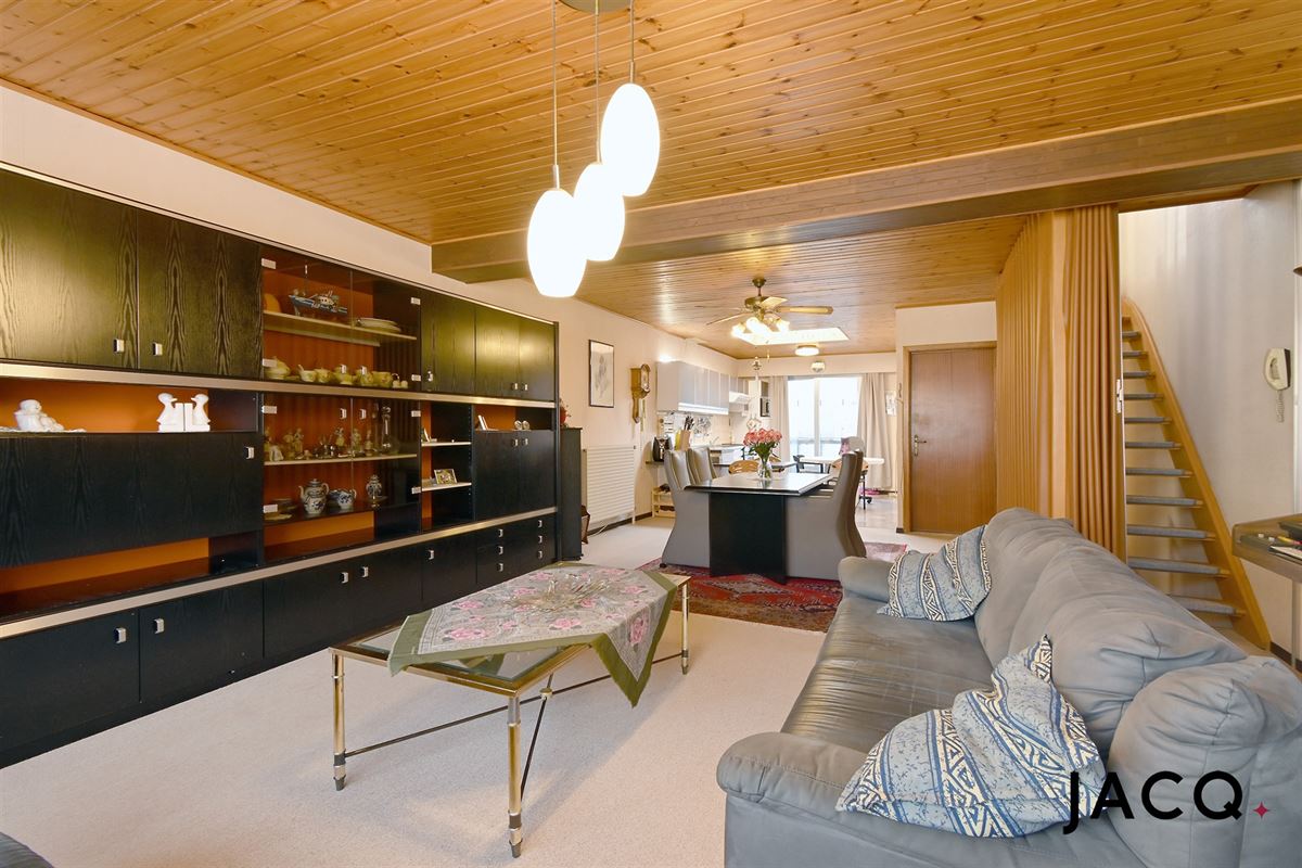 Bel-etage met 2slpk's, oost-terras en ruime garage (81m²)!