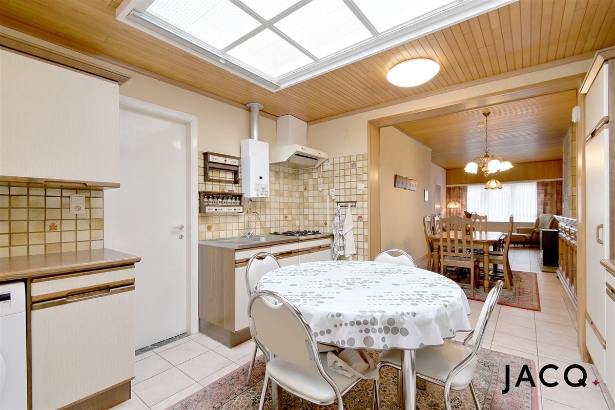 Te renoveren starterswoning met terras en ruime berging!