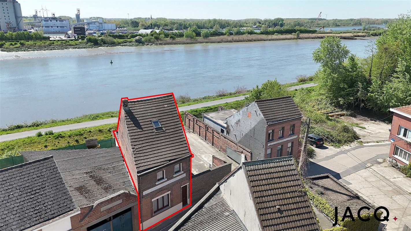 Ruime te renoveren woning met 5 slpk's op unieke locatie!
