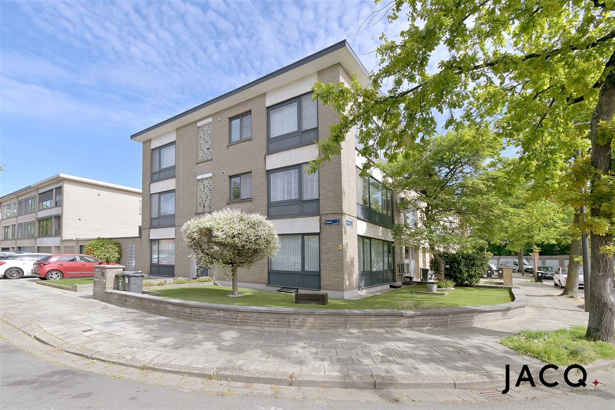 Gelijkvloers appartement met ruim terras en garage!