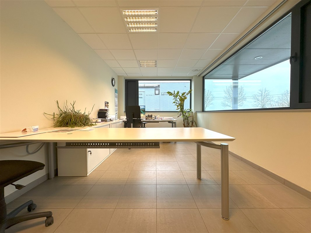 Foto 1 : Bureelgebouw te 8700 Tielt (België) - Prijs € 970