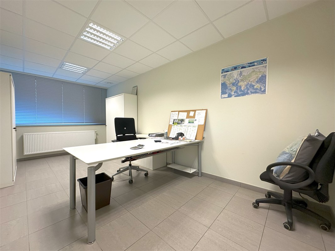 Foto 1 : Bureelgebouw te 8700 Tielt (België) - Prijs € 970