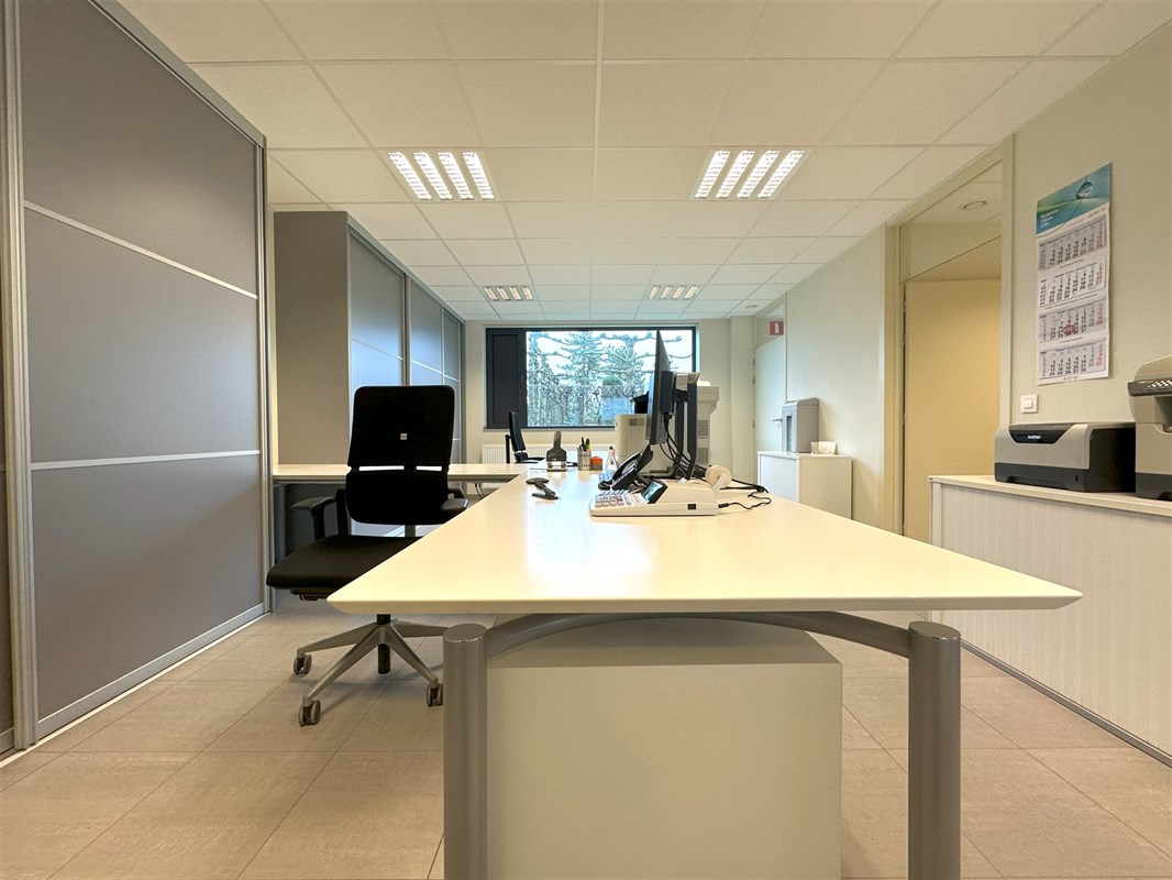 Foto 1 : Bureelgebouw te 8700 Tielt (België) - Prijs € 970