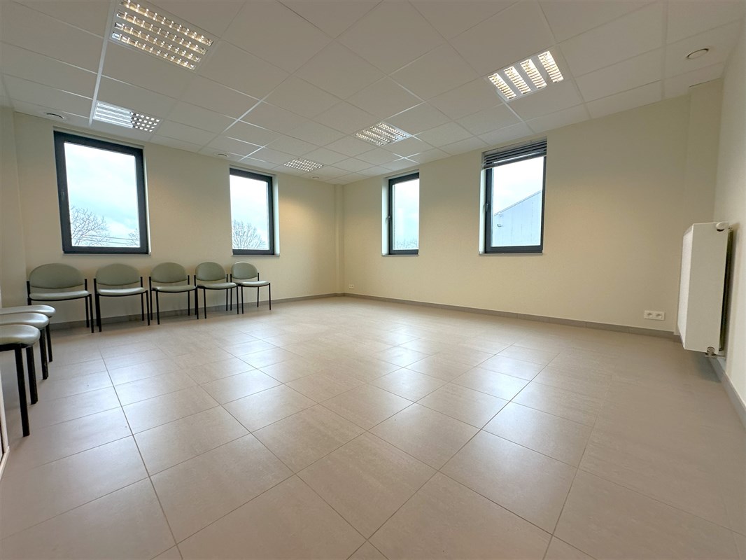 Foto 1 : Bureelgebouw te 8700 Tielt (België) - Prijs € 970