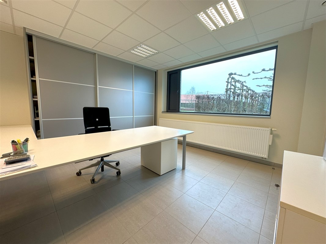 Foto 1 : Bureelgebouw te 8700 Tielt (België) - Prijs € 970