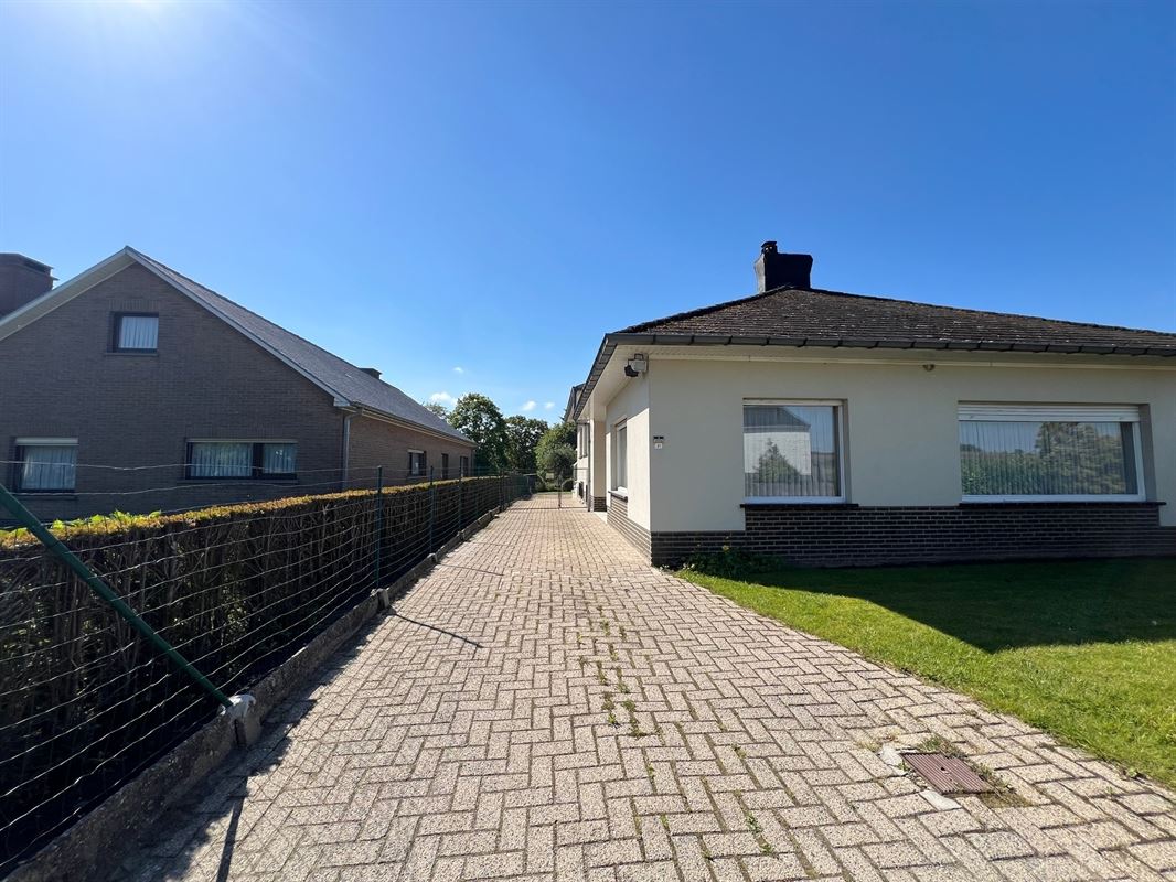 Landelijke woning in open karakter in een doodlopende straat naar een landbouwzone