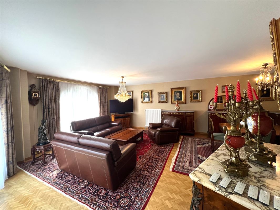 Appartement met zicht op de bomen rijen van de keizerlijke plaats.