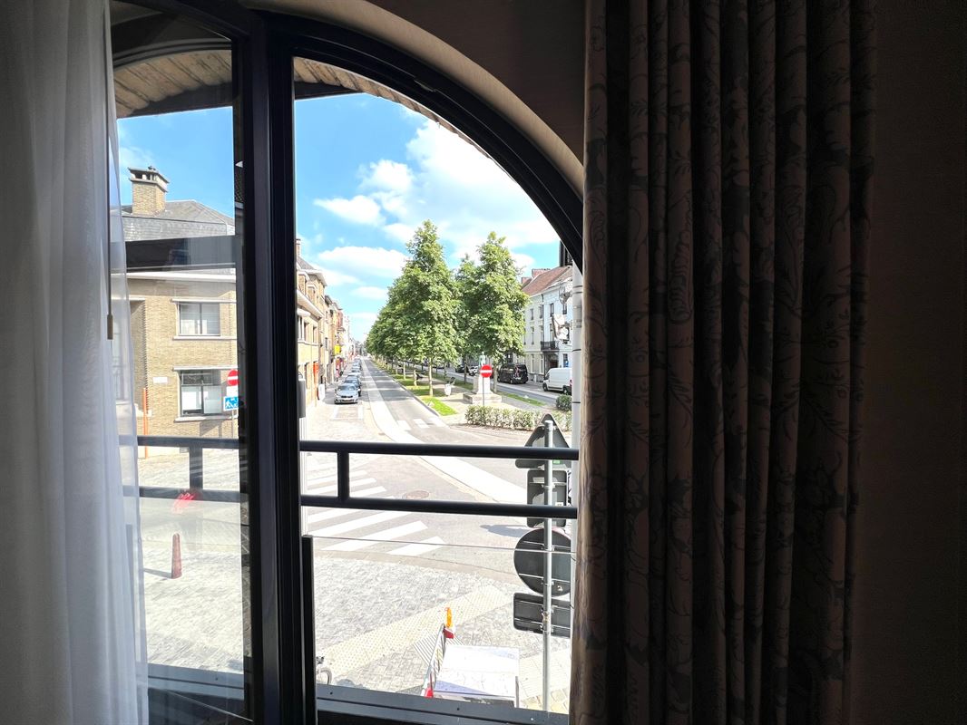 Appartement met zicht op de bomen rijen van de keizerlijke plaats.