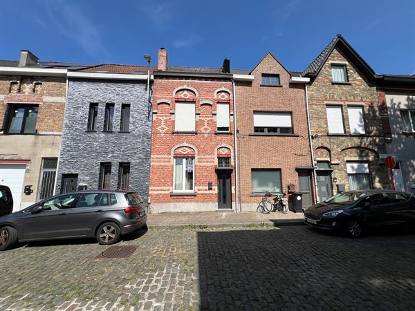 Rijwoning met tuintje en 4 slaapkamers