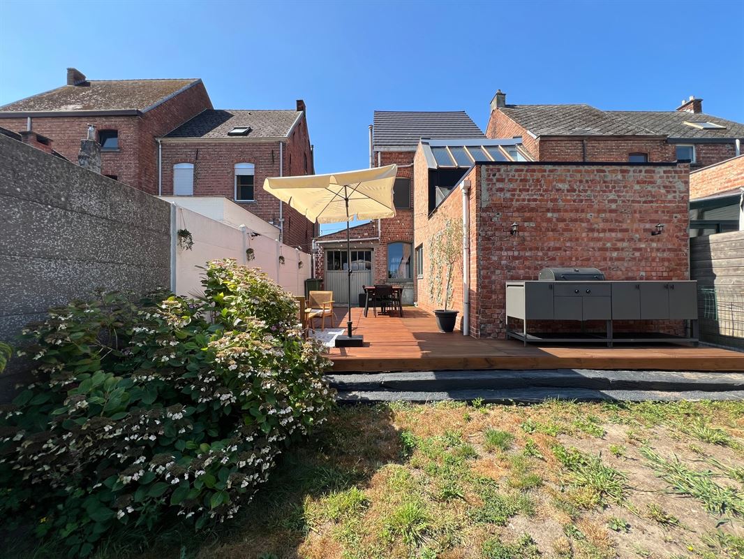 Huis met garage en tuin nabij de kerk in Gijzegem
