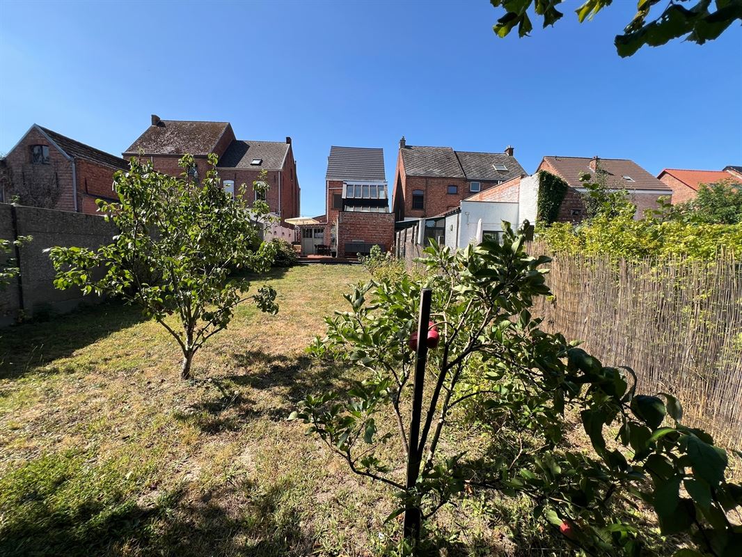 Huis met garage en tuin nabij de kerk in Gijzegem