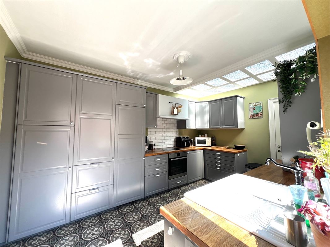 Huis met garage en tuin nabij de kerk in Gijzegem