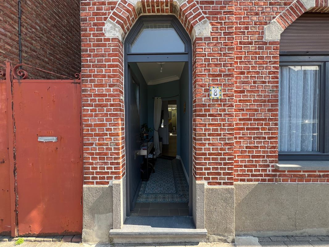 Huis met garage en tuin nabij de kerk in Gijzegem