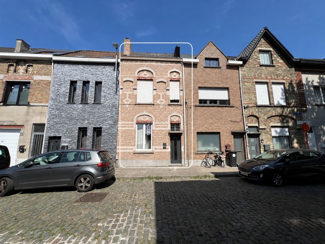 Rijwoning met tuintje en 4 slaapkamers