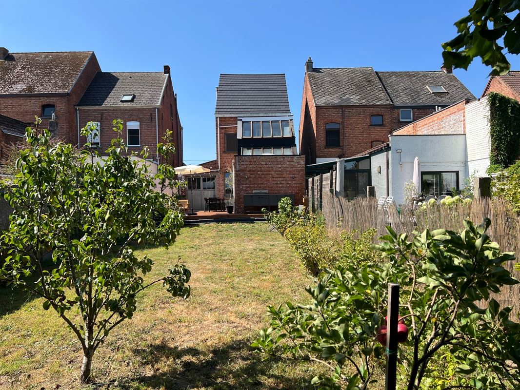 Huis met garage en tuin nabij de kerk in Gijzegem