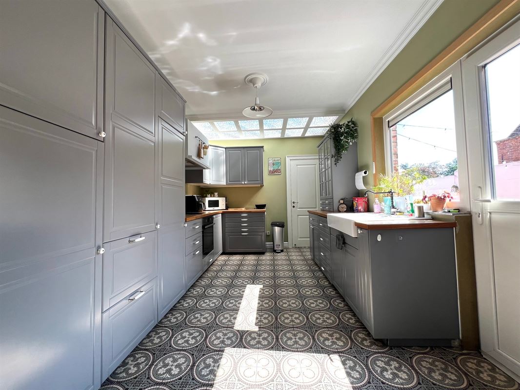 Huis met garage en tuin nabij de kerk in Gijzegem